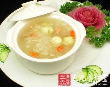 银耳莲子汤的功效 银耳的功效 银耳莲子汤的功效 健康又美味