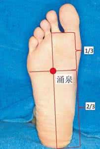 前脚掌起茧处理偏方 常按脚掌这一处 可延长10年寿命