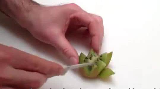 猕猴桃削皮 猕猴桃削成莲花,生活中的艺术女人还是应该多学学