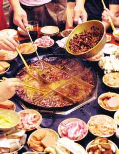 如何熬制火锅底料 达人献计：自己做火锅底料 先熬一锅骨头汤