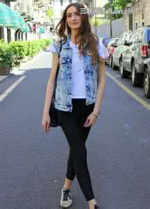 白领下班后换衣服图片 白领下班后穿搭变时尚潮人