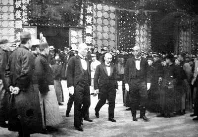 孙中山与蒋介石的关系 孙中山逝世，蒋介石连中央委员都不是，他又如何登上权力巅峰