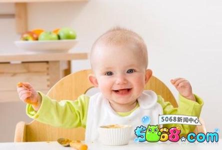 婴儿发烧吃什么食物 婴儿发烧吃什么食物 婴儿发烧时吃什么药治疗
