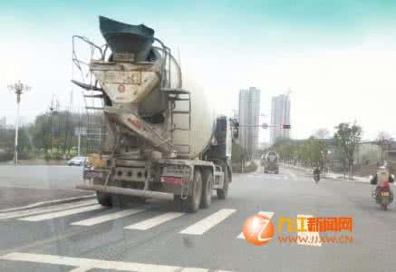 水泥搅拌罐车 当闯红灯的水泥罐车遇上搅拌车:地动山摇!