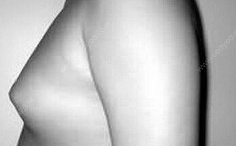 男乳房有硬块,挤压会痛 男孩胸部有硬块怎么回事