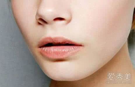 嘴唇干燥用什么方法 4个方法拯救干燥唇纹