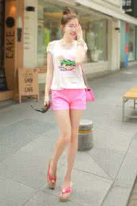 女装短裤新款 夏季短裤搭配什么上衣 时尚女装俏皮法则