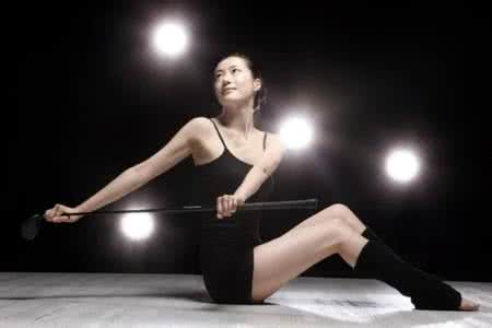 瑜伽初学者入门 瑜伽初级入门 适合初学者暖身的半侧式