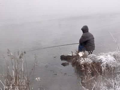冬季水库钓鱼选位图 冬季学会“半水钓”，让你钓到手抽筋！