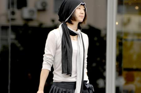 我独自站在街角 我站在你看不见的街角，默默祝福你