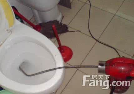坐厕所堵了怎么办妙招 厕所堵了怎么办 疏通马桶有妙招