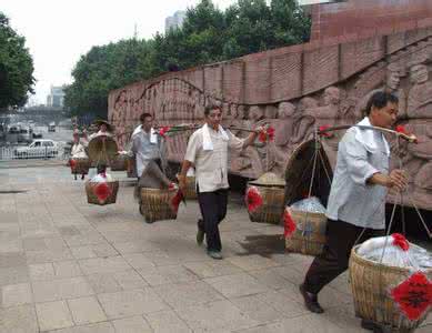 年轻时代之女人心 下乡挑担 胡锦涛主席罕见年轻时代照片 豪