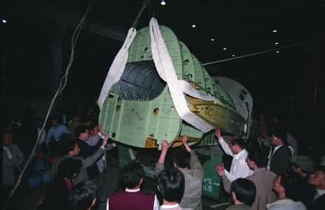 装配工人 1997年首架歼10装配：工人不敢靠近桌子怕睡着