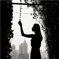 我再一次重申 心里的矛盾再一次的重演，是继续还是要放弃我们的爱