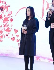 赵薇背带裤 赵薇穿西装时是干练的赵老板,穿背带裤时就是一枚少女!