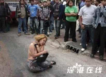 湖北宣恩当街杀警事件 湖北一女子遭当街扒衣 乌干达女子遭暴民当街扒衣，女人不能性感吗？