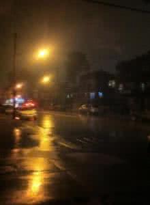 倚窗听雨 临窗听雨,雨中的逍遥(组图)