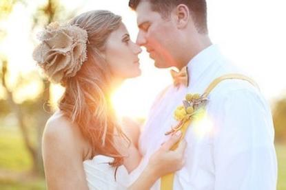 女生看心仪男生的眼神 单身女搞定心仪男的小技巧:1、让他知道你很爱看书