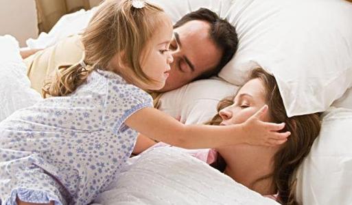 孩子分床晚有什么害处 孩子分床晚有什么害处 孩子几岁分床睡最好？超过这个年龄还没分就晚了！