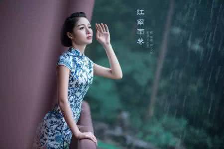 红色旗袍美女被搜身 悄然袭身 发现旗袍之美，我终悄然袭上旗袍