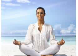 打坐时入定会看到什么 双手合十 打坐时“盘膝而坐”“双手合十”的意义是什么？