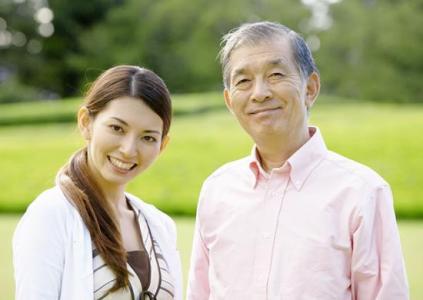 年轻人与老年人感恩 年轻人与老年人