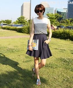 高腰短裙 高腰短裙的甜美搭配技巧