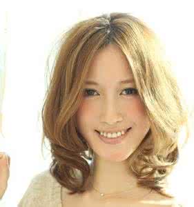 亚麻色长发 亚麻色优雅中长发 演绎办公室女王