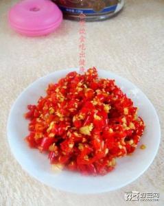 如何快速自制剁椒酱 【自制美味剁椒酱】为自己腌一罐红火的万能剁椒酱~