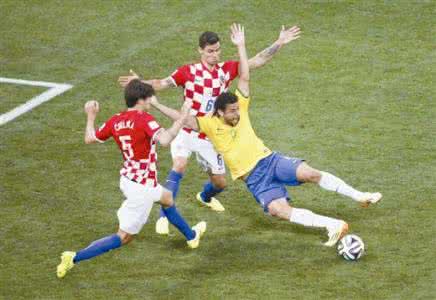 足球最夸张的假摔 足球假摔 足球的假摔招式竟是这样的