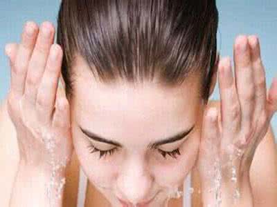 洗脸盆台面用什么材料 早晨洗脸水中加点“料” 六十岁不长斑