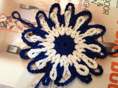 最简单钩拖鞋视频教程 重叠钩花教程图----简而有趣的小垫