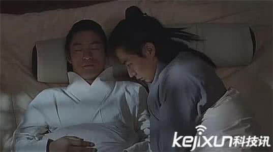 董贤和汉哀帝怎么玩 汉哀帝男宠董贤简介 董贤与妻子服侍汉哀帝 董贤的妻子