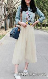 牛仔外套搭配连衣裙 牛仔外套巧配连衣裙时髦又防晒