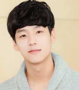 脸大的男生适合中分吗 脸大的男生适合中分吗 【搭配】中分升级，“M形刘海”专治脸大！