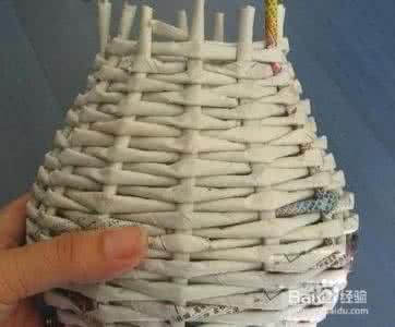 用废旧纸张制作再生纸 把废旧纸张卷成纸棍,教你做几种超美的收纳篮,还有美帽子哦~