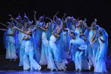 cctv舞蹈大赛女子群舞 女子群舞香格里拉 一个女子让我找到了香格里拉