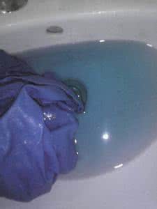 防止衣服掉色 掉色和褪色 巧防衣服掉色与褪色