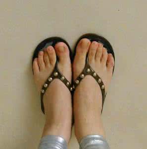穿人字拖的危害 人字拖的危害：别瞎穿，小心出现跟骨骨刺！