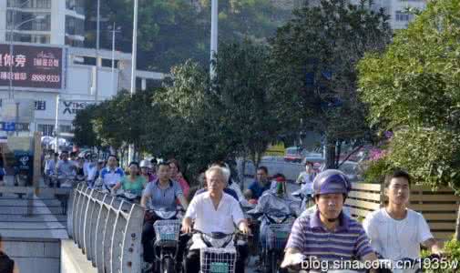 我 行走在大街小巷 安逸,挤满在福州的大街小巷
