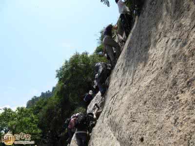 陡峭的悬崖 战士们 解放军智取华山 战士们用绳索爬上陡峭悬崖