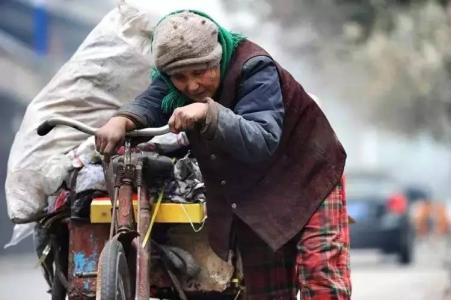 捡垃圾养大的明星姚明 一位靠母亲捡垃圾养大的明星