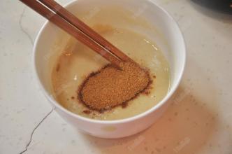 酥嫩香 要想饼子外酥里嫩香掉渣，面水比例得掌握，更少不了这味料