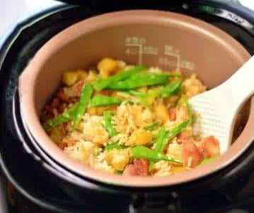 电饭锅腊肠土豆焖饭 电饭锅版土豆腊肠饭的做法