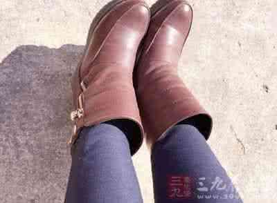 经常崴脚是怎么回事 崴脚后立刻做这事否则会残废