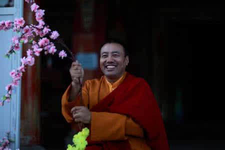 竹清嘉措仁波切 香.隆立嘉措仁波切:如何让自己在新的一年当中所向披靡