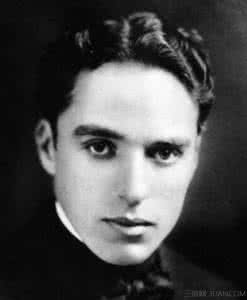 卓别林和英国女王 卓别林英国著名喜剧演员：欣赏是另一种阳光