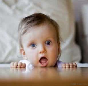 米兰足球宝贝沙滩玩球 让早起闹腾的宝贝自己玩