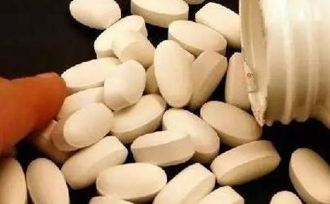 吞下安眠药后洗胃 小三:为了那个暴发户我吞下100片安眠药