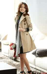 风衣怎样搭配丝巾好看 秋天风衣如何搭配好看